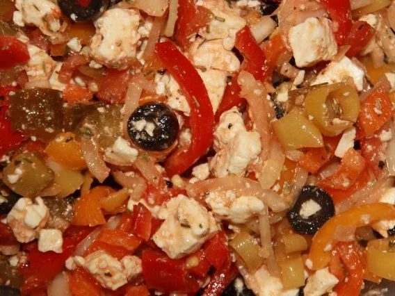 Rezept: Griechischer Salat mit Schafskäse - Paprika und Oliven Bild Nr. 10 Griechischer Salat mit Schafskäse - Paprika und Oliven - Rezept - Bild Nr. 10