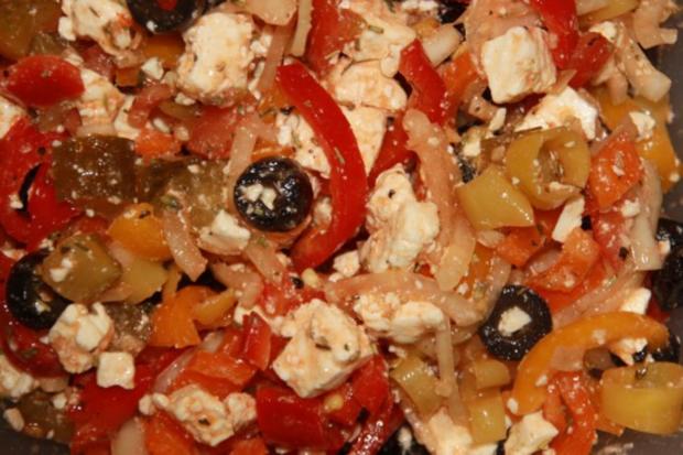 Griechischer Salat mit Schafskäse - Paprika und Oliven - Rezept ...