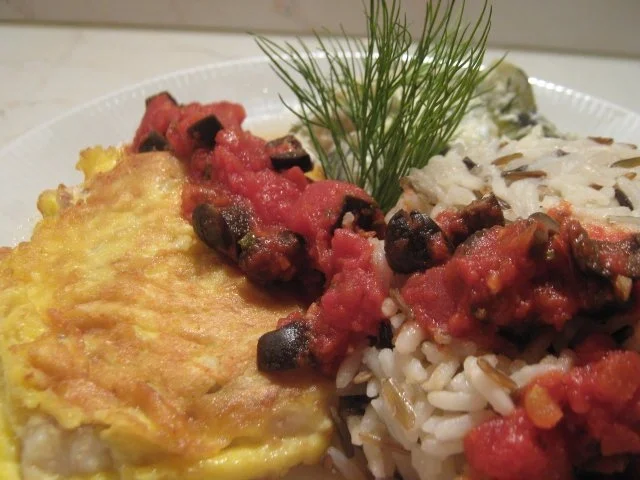 Rezept: Kabeljau in Parmesan-Ei-Hülle mit geschmorten Gurken, Wildreis- mischung und Tomatensauce Kabeljau in Parmesan-Ei-Hülle mit geschmorten Gurken, Wildreis- mischung und Tomatensauce - Rezept