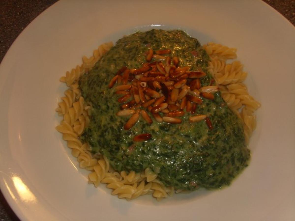 Pasta mit Spinat-Gorgonzola und gerösteten Pinienkernen - Rezept