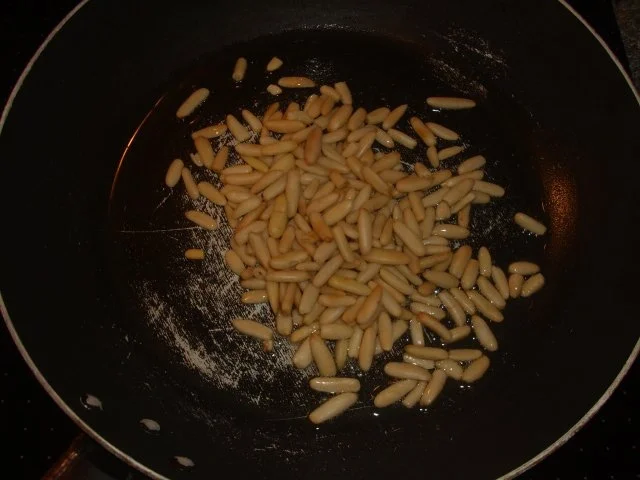 Pasta mit Spinat-Gorgonzola und gerösteten Pinienkernen - Rezept - Bild Nr. 4