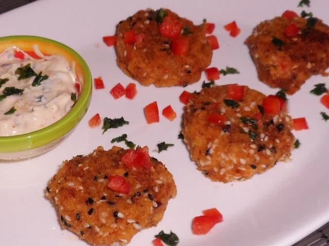 Rezept: Fingerfood: Kichererbsen-Paprika-Plätzchen mit einem Curry-Mango-Dip Fingerfood: Kichererbsen-Paprika-Plätzchen mit einem Curry-Mango-Dip - Rezept