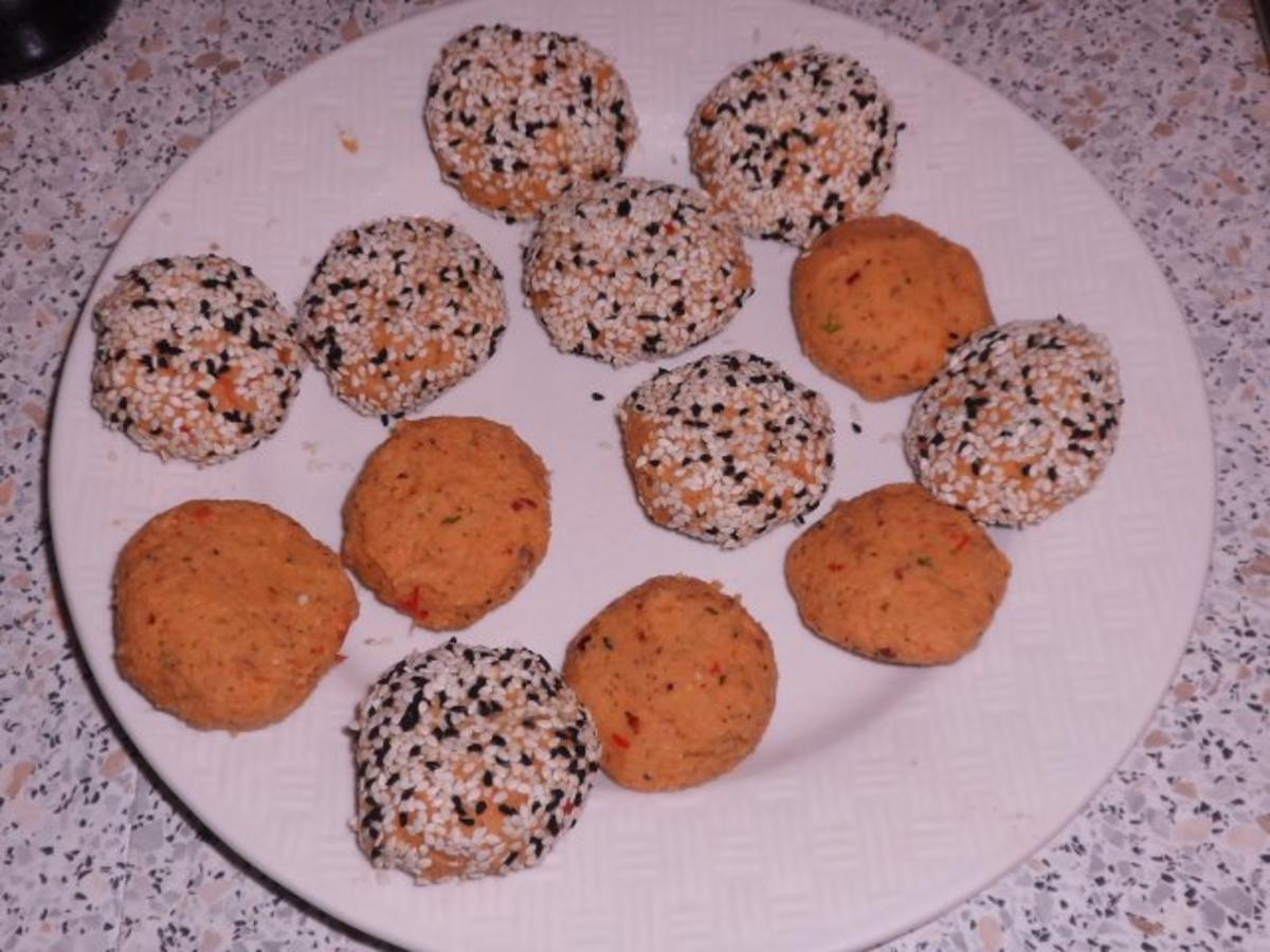 Fingerfood: Kichererbsen-Paprika-Plätzchen mit einem Curry-Mango-Dip ...