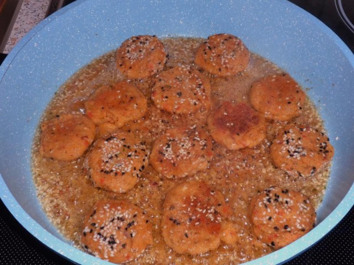 Fingerfood: Kichererbsen-Paprika-Plätzchen mit einem Curry-Mango-Dip ...