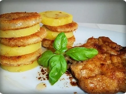 Zwiebel – Kartoffelscheiben mit Schweinekoteletts. - Rezept