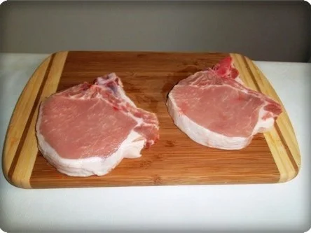 Zwiebel – Kartoffelscheiben mit Schweinekoteletts. - Rezept - Bild Nr. 3