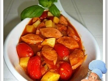 Rezept: Pikantes Wurstgulasch mit Kartoffeln Pikantes Wurstgulasch mit Kartoffeln - Rezept