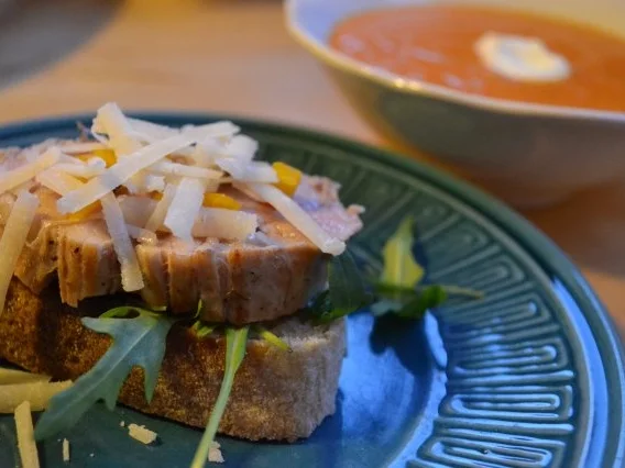 Rezept: Bruschetta mit pikantem Schweinemedaillon Bild Nr. 2 Bruschetta mit pikantem Schweinemedaillon - Rezept - Bild Nr. 2