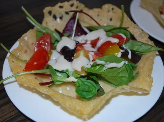 Rezept: Caesar’s Salad im Parmesankörbchen Caesar’s Salad im Parmesankörbchen - Rezept