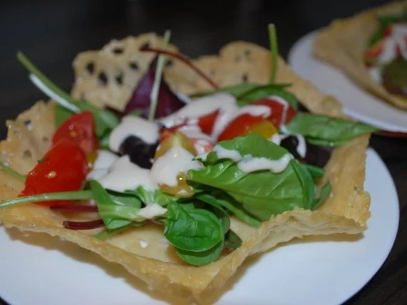 Rezept: Caesar’s Salad im Parmesankörbchen Bild Nr. 4 Caesar’s Salad im Parmesankörbchen - Rezept - Bild Nr. 4