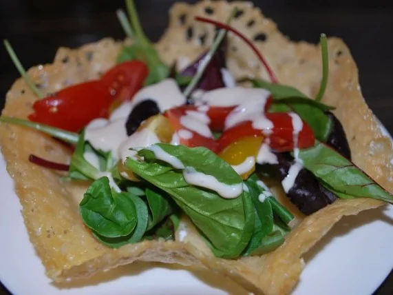 Rezept: Caesar’s Salad im Parmesankörbchen Bild Nr. 5 Caesar’s Salad im Parmesankörbchen - Rezept - Bild Nr. 5