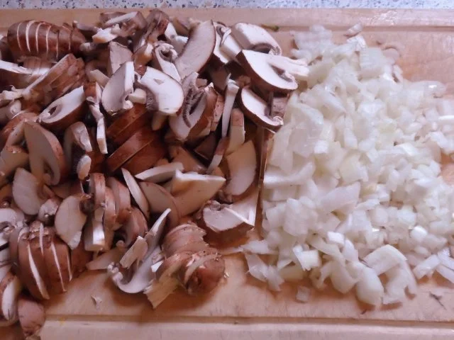 Pfannengerichte: Hähnchenpfanne mit Broccoli und Champignons in Tomaten-Sahne-Soße - Rezept - Bild Nr. 3