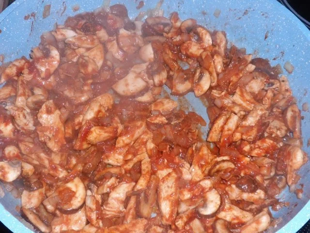 Pfannengerichte: Hähnchenpfanne mit Broccoli und Champignons in Tomaten-Sahne-Soße - Rezept - Bild Nr. 6