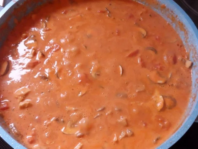 Pfannengerichte: Hähnchenpfanne mit Broccoli und Champignons in Tomaten-Sahne-Soße - Rezept - Bild Nr. 7