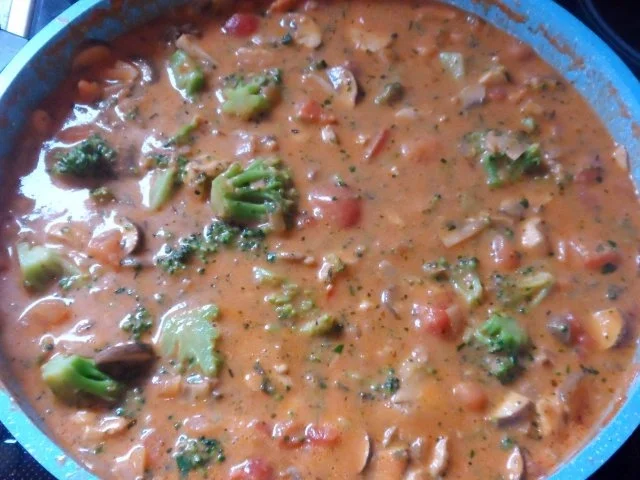 Pfannengerichte: Hähnchenpfanne mit Broccoli und Champignons in Tomaten-Sahne-Soße - Rezept - Bild Nr. 9