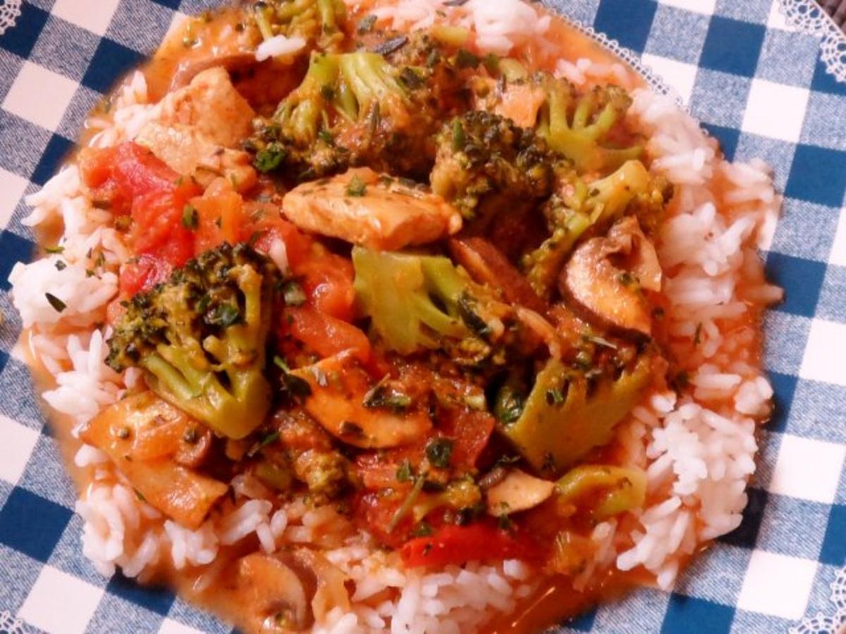 Pfannengerichte: Hähnchenpfanne mit Broccoli und Champignons in Tomaten ...