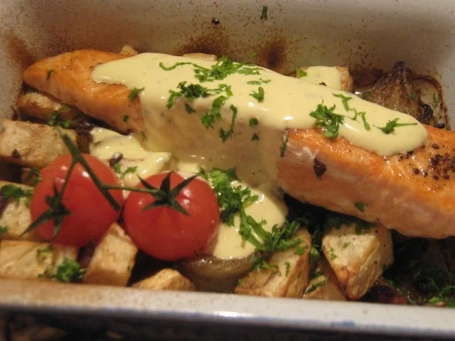 Lachsfilet mit geschmortem Sellerie, Zwiebeln und Speck - Rezept