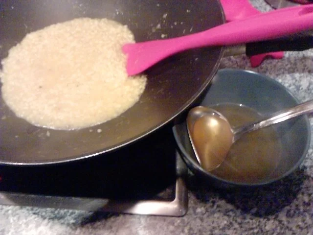 FISCH KRIEGT DIE KUGEL -----  HEILBUTTSTEAK GEBRATEN MIT ASIA-RISOTTO-BEILAGE - Rezept - Bild Nr. 6