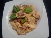 TORTELLINI – ANGELO - E - DIAVOLO   TORTELLINI MIT CREMIG-SCHARFER SOSSE - Rezept