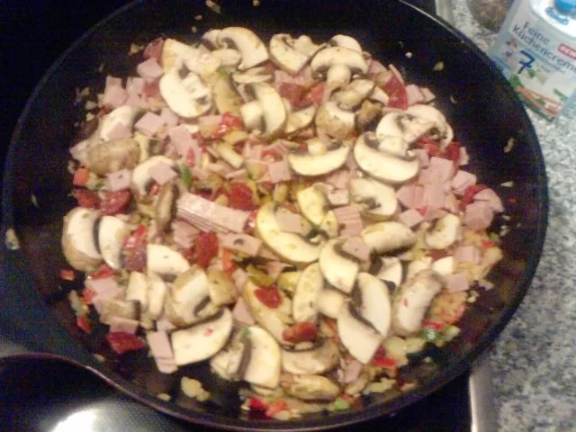 Rezept: TORTELLINI – ANGELO - E - DIAVOLO TORTELLINI MIT CREMIG-SCHARFER SOSSE Bild Nr. 6 TORTELLINI – ANGELO - E - DIAVOLO TORTELLINI MIT CREMIG-SCHARFER SOSSE - Rezept - Bild Nr. 6