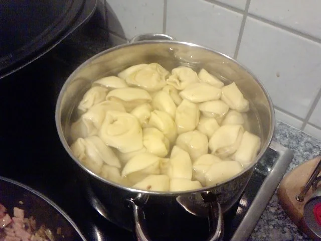 Rezept: TORTELLINI – ANGELO - E - DIAVOLO TORTELLINI MIT CREMIG-SCHARFER SOSSE Bild Nr. 7 TORTELLINI – ANGELO - E - DIAVOLO TORTELLINI MIT CREMIG-SCHARFER SOSSE - Rezept - Bild Nr. 7