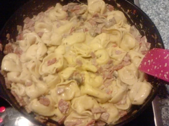 Rezept: TORTELLINI – ANGELO - E - DIAVOLO TORTELLINI MIT CREMIG-SCHARFER SOSSE Bild Nr. 8 TORTELLINI – ANGELO - E - DIAVOLO TORTELLINI MIT CREMIG-SCHARFER SOSSE - Rezept - Bild Nr. 8