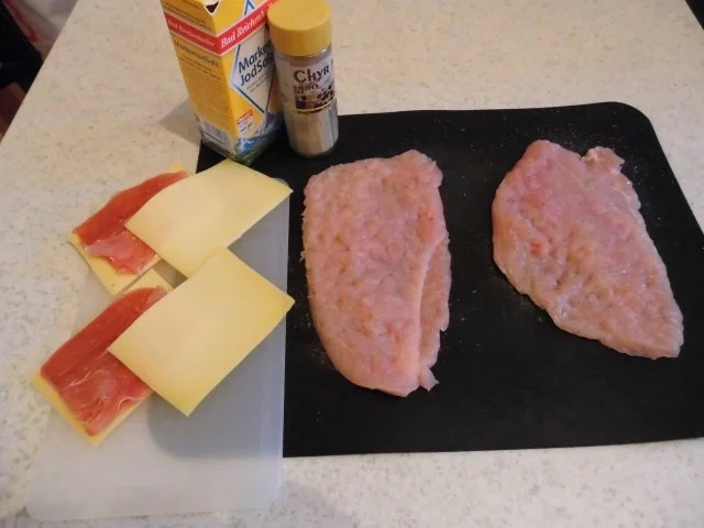 Putenschnitzel auf die Hälfte reduziert mit Sesamkartoffeln und Speckrosenkohl - Rezept - Bild Nr. 2