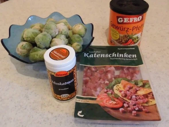 Putenschnitzel auf die Hälfte reduziert mit Sesamkartoffeln und Speckrosenkohl - Rezept - Bild Nr. 3