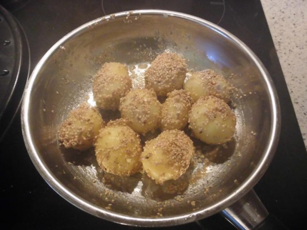 Putenschnitzel auf die Hälfte reduziert mit Sesamkartoffeln und Speckrosenkohl - Rezept - Bild Nr. 5