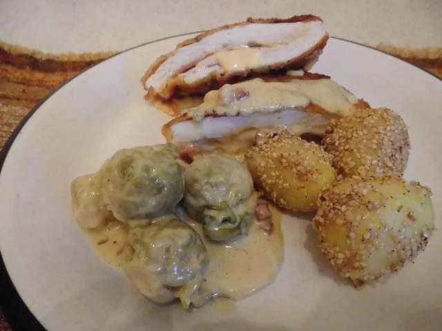 Putenschnitzel auf die Hälfte reduziert mit Sesamkartoffeln und Speckrosenkohl - Rezept