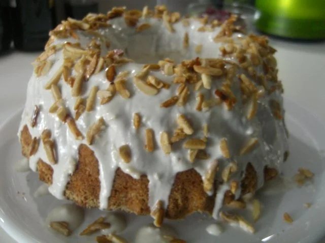 Mandel-Joghurt-Gugelhupf mit Kirsch-Topping - Rezept