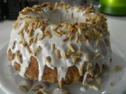 Mandel-Joghurt-Gugelhupf mit Kirsch-Topping - Rezept