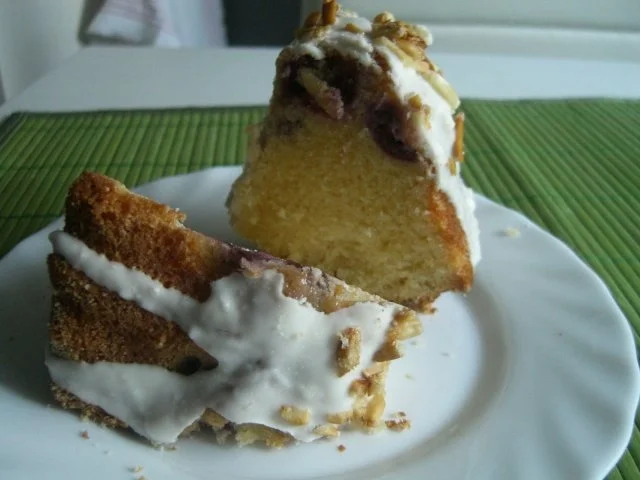 Mandel-Joghurt-Gugelhupf mit Kirsch-Topping - Rezept - Bild Nr. 2