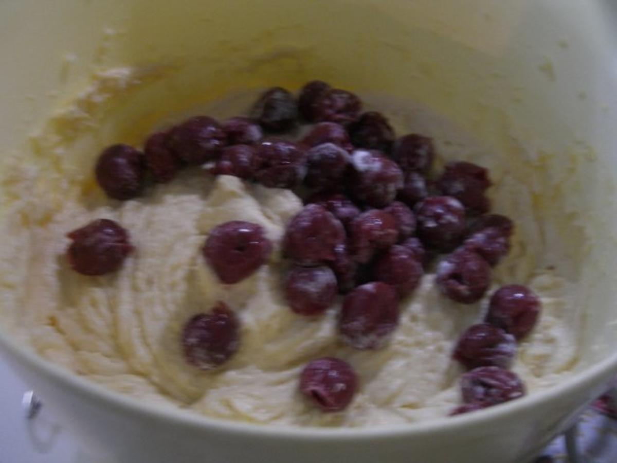 Mandel-Joghurt-Gugelhupf mit Kirsch-Topping - Rezept - Bild Nr. 6
