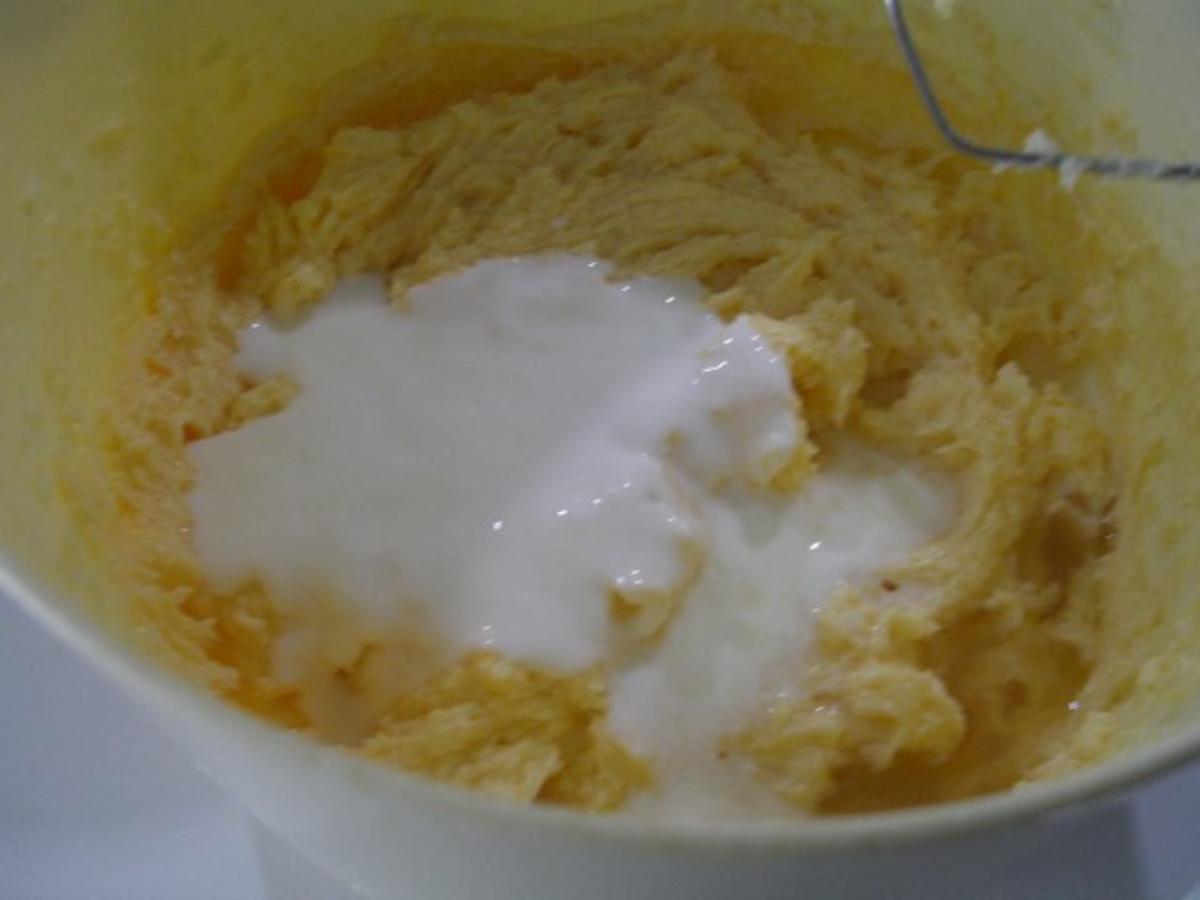 Mandel-Joghurt-Gugelhupf mit Kirsch-Topping - Rezept - Bild Nr. 9