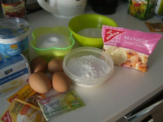 Mandel-Joghurt-Gugelhupf mit Kirsch-Topping - Rezept - Bild Nr. 11