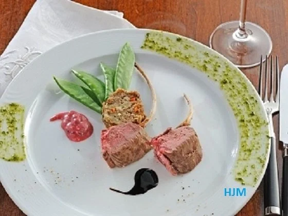 Rezept: Weißkohl-Blätterteig umgibt Wildhasenfilet an Cranberries Weißkohl-Blätterteig umgibt Wildhasenfilet an Cranberries - Rezept