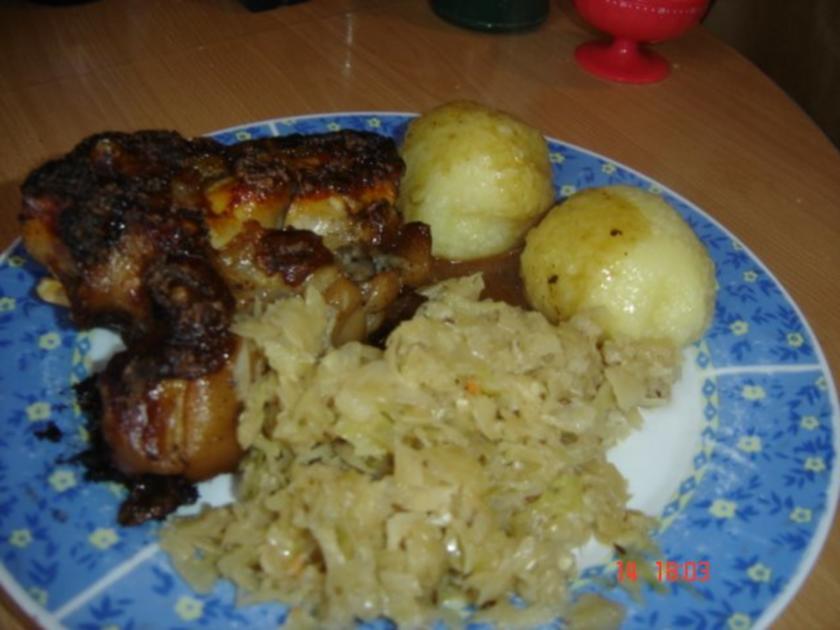 Schweinehaxe mit bayrisch Kraut und Knödel - 78 kcal/100g