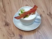 Warmer Rosenkohl-Cappuccino mit Speck-Chip - Rezept
