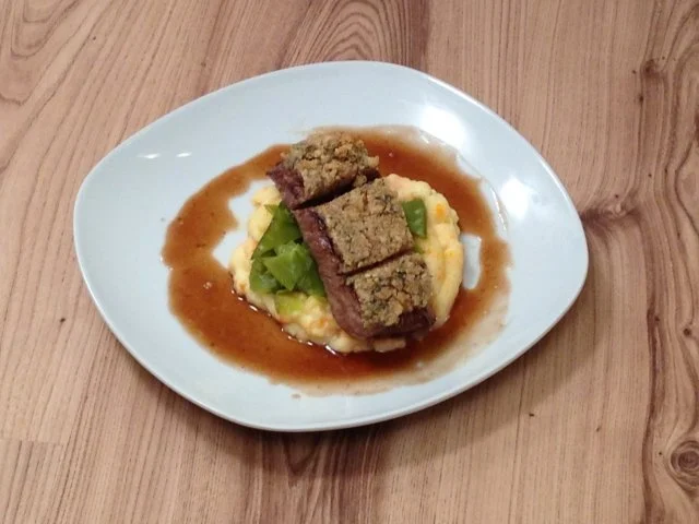 Lammrücken unter der Walnuss-Thymian-Kruste an Zimtjus, Zuckerschote und Steckrübenpüree - Rezept