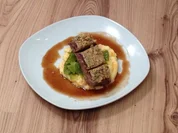 Lammrücken unter der Walnuss-Thymian-Kruste an Zimtjus, Zuckerschote und Steckrübenpüree - Rezept