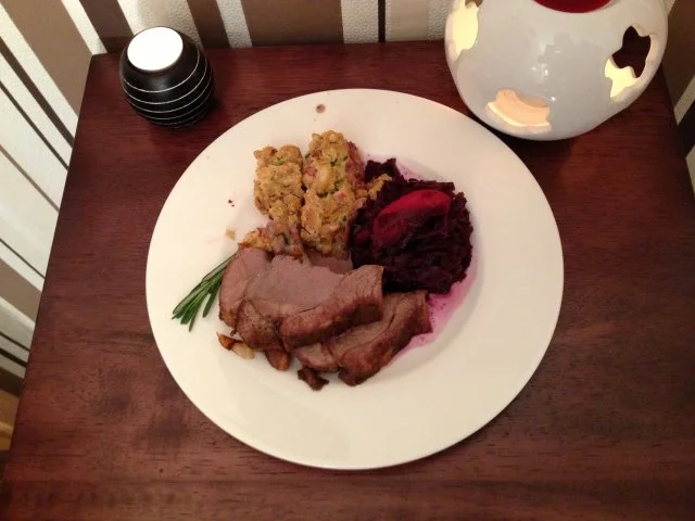 "Wildes aus dem Hexenkochbuch" (Wildschweinkeule auf Tanne mit Rotkohl & Knödel) - Rezept