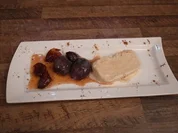 Rezept: Zimtparfait mit Amarettopflaumen Zimtparfait mit Amarettopflaumen - Rezept