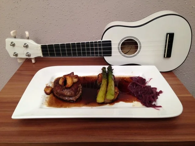 Filet Mignon mit Champignons, Serviettenknödel und Gemüse auf einer Balsamicojus - Rezept