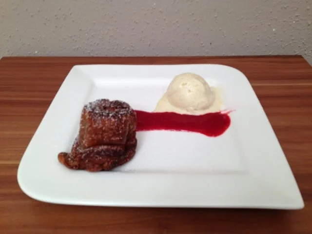 Schokoladenkuchen mit selbstgemachtem Vanilleeis auf einem Fruchtspiegel - Rezept