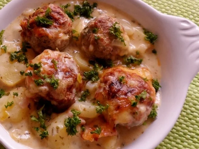 Aufläufe/Gratins: Kohlrabi-Kartoffel-Auflauf mit Käse-Hackbällchen - Rezept