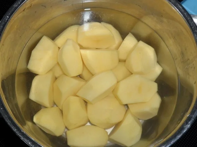 Rezept: Aufläufe/Gratins: Kohlrabi-Kartoffel-Auflauf mit Käse-Hackbällchen Bild Nr. 3 Aufläufe/Gratins: Kohlrabi-Kartoffel-Auflauf mit Käse-Hackbällchen - Rezept - Bild Nr. 3