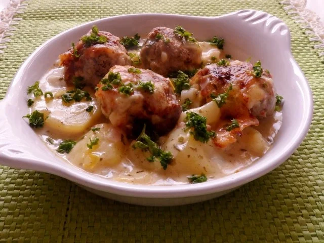 Rezept: Aufläufe/Gratins: Kohlrabi-Kartoffel-Auflauf mit Käse-Hackbällchen Bild Nr. 18 Aufläufe/Gratins: Kohlrabi-Kartoffel-Auflauf mit Käse-Hackbällchen - Rezept - Bild Nr. 18