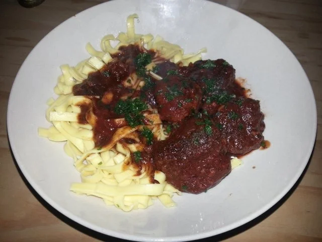 Rezept: Hackfleischbällchen in Rotweinsauce mit Nudeln Hackfleischbällchen in Rotweinsauce mit Nudeln - Rezept