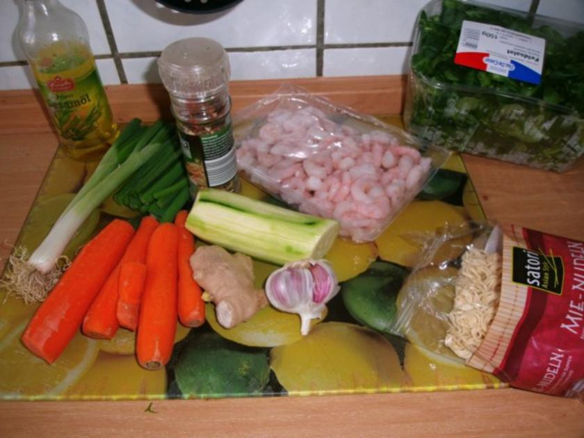 Bunte Gemüsepfanne mit Mie Nudeln und Garnelen - einfach - 100 kcal/100g